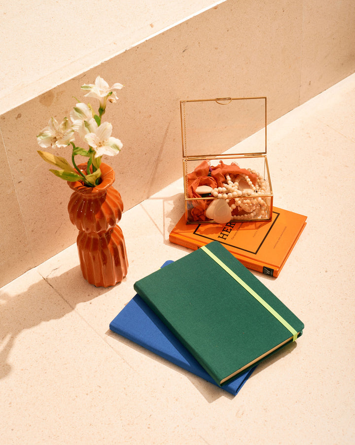 Cuaderno de tela verde con goma de cierre fluor