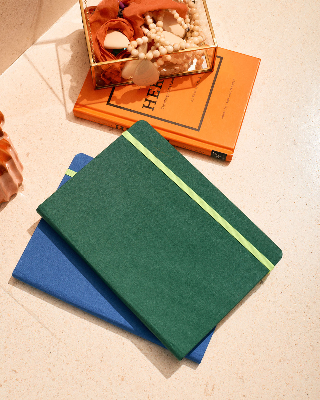 Cuaderno de tela verde con goma de cierre fluor