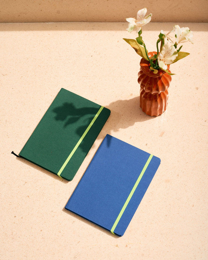 Cuaderno de tela verde con goma de cierre fluor