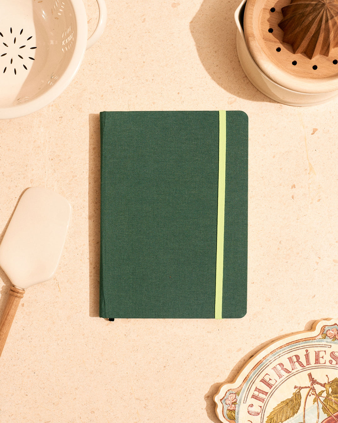 Cuaderno de tela verde con goma de cierre fluor