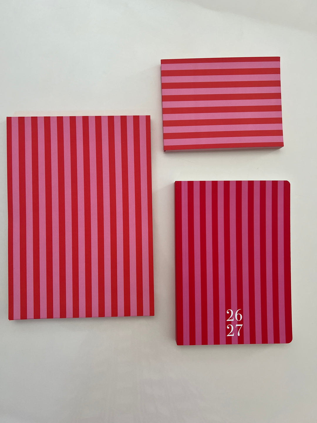 KIT ORGANIZACIÓN TOTAL stripes cherry- agenda 2026-27 + bloc A4 + bloc pequeño