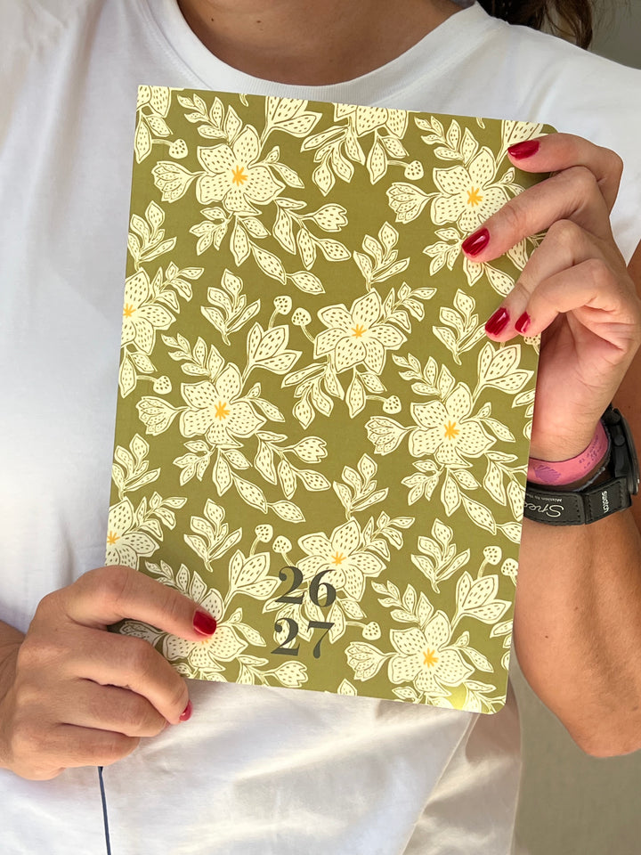 Agenda 26-27 semana vista (17 x 24 cm)- Modelo Clau Olive