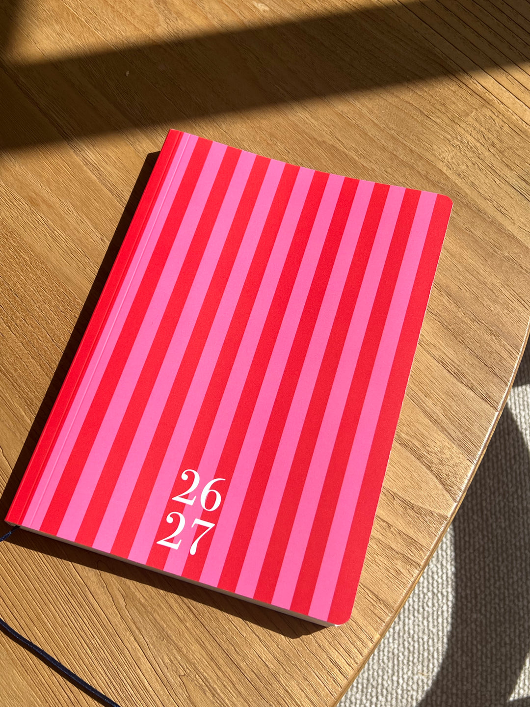 Agenda 26-27 semana vista (17 x 24 cm) - Modelo Stripes Cherry