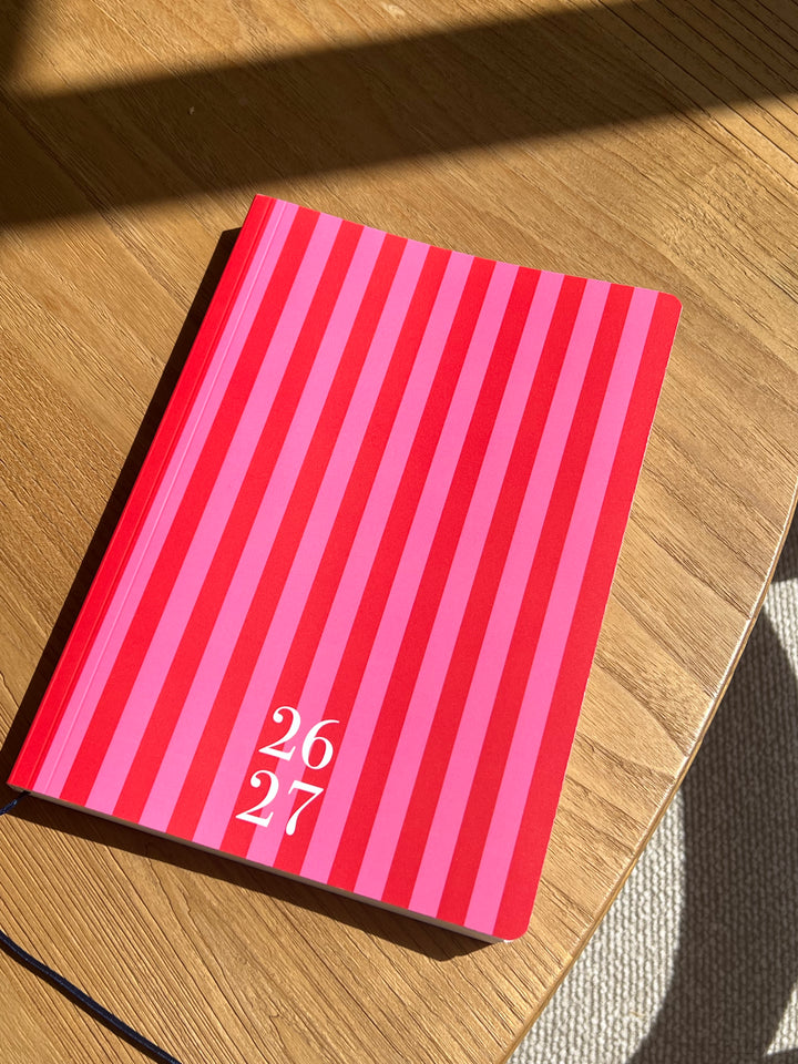 Agenda 26-27 semana vista (17 x 24 cm) - Modelo Stripes Cherry