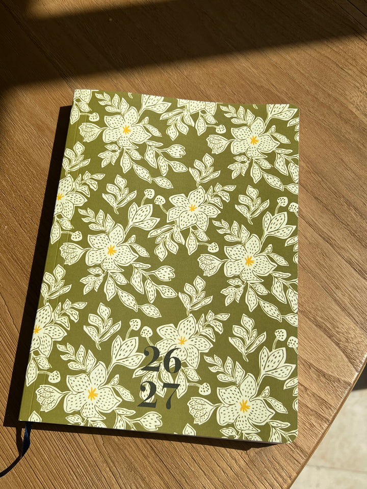 Agenda 26-27 semana vista (17 x 24 cm)- Modelo Clau Olive