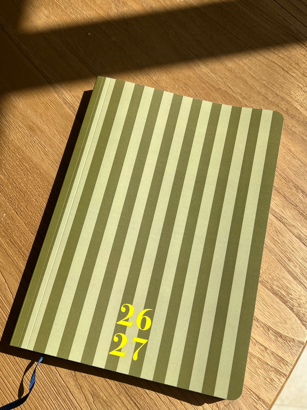 Agenda 26-27 semana vista (17 x 24 cm)- Modelo Stripes Olive