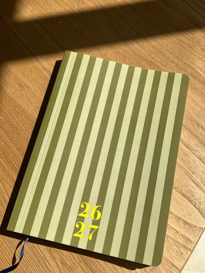 Agenda 26-27 semana vista (17 x 24 cm)- Modelo Stripes Olive