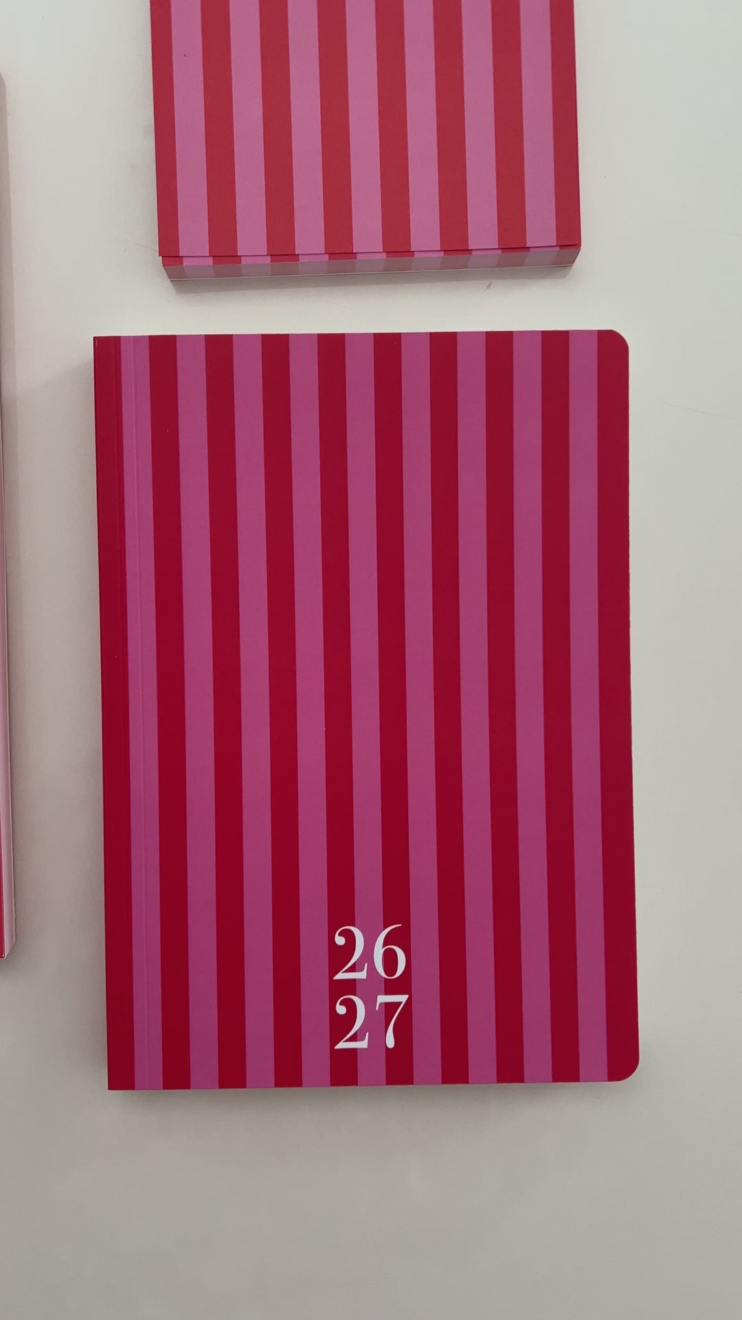KIT ORGANIZACIÓN TOTAL stripes cherry- agenda 2026-27 + bloc A4 + bloc pequeño